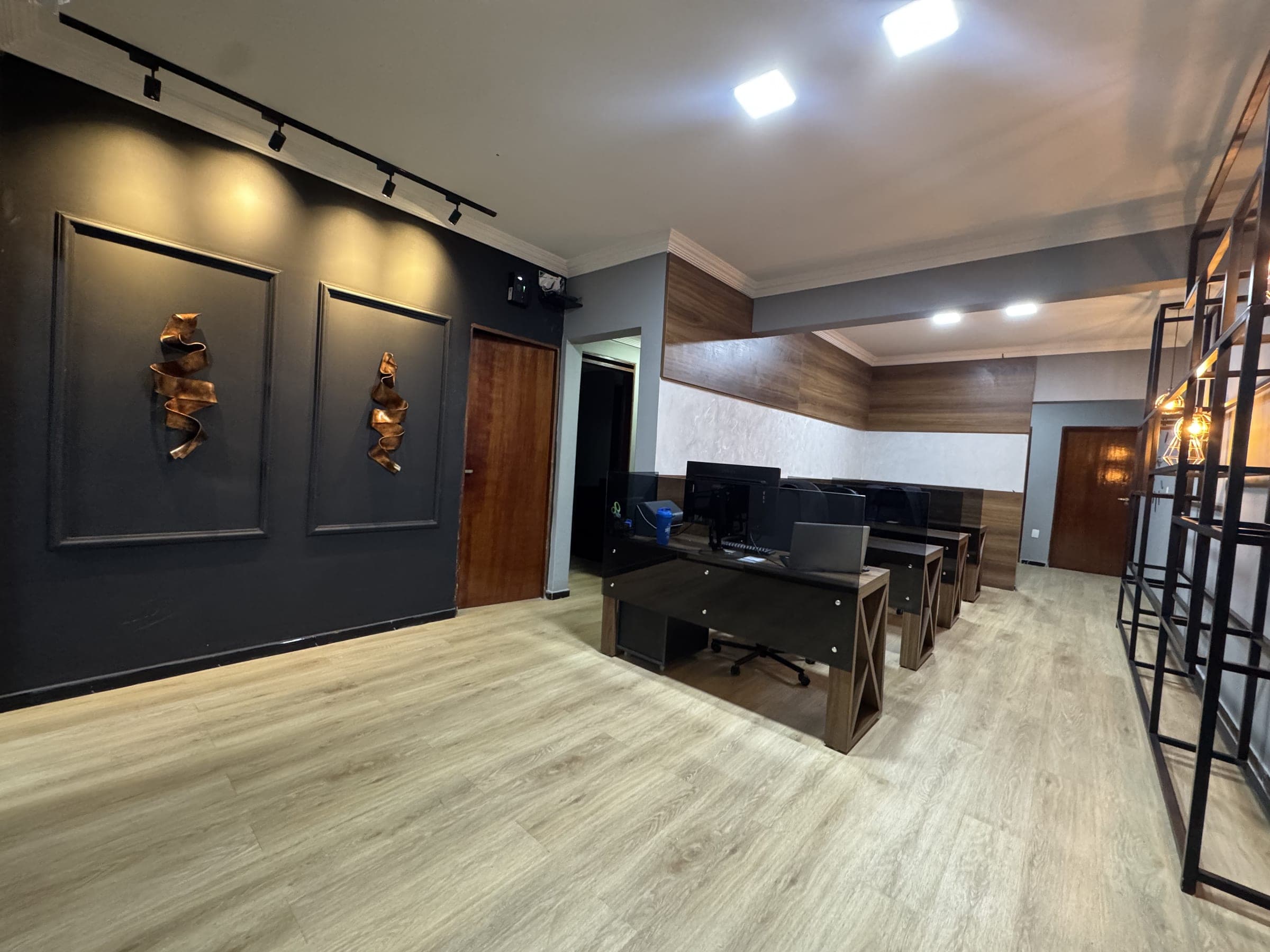 Sala de trabalho com quadros e estações